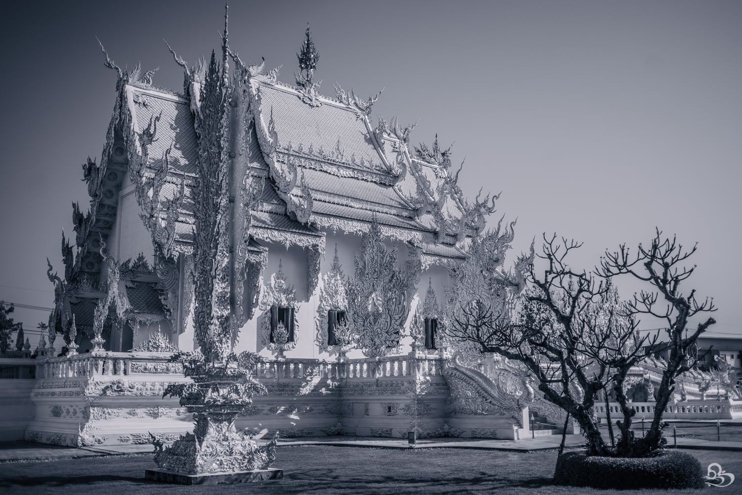 White Temple golden building